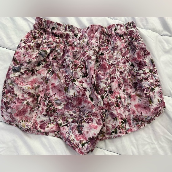 Lululemon Tracker Short V *4"
Blossom Spritz Multi - Picture 2 of 4